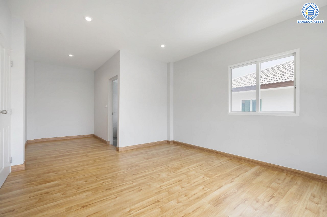 บ้านมือสองตกแต่งใหม่ ม.คาซ่าพรีเมี่ยม ราชพฤกษ์-พระราม5 บ้านเดี่ยวหลังใหญ่ 3 ชั้น แบรนด์ Q.House เนื้อที่ 50.4 ตร.ว. ดีไซน์ตอบทุกไลฟ์สไตล์ ฟังก์ชัน 3 ห้องนอนใหญ่ 4 ห้องน้ำ จอดรถได้ 4 คัน บนทำเลติดถนนใหญ่ เชื่อมต่อทุกเส้นทาง ใกล้ตลาดเจ้าพระยา ,เดอะวอล์ค ,ร.ร.เตรียมอุดมศึกษาฯ เซ็นทรัลเวสต์เกตและรถไฟฟ้า "สถานีบางพลู"